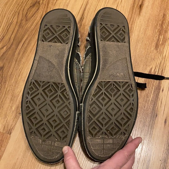 Distressed Plaid Levi’s Sneakers - Picture 14 of 14